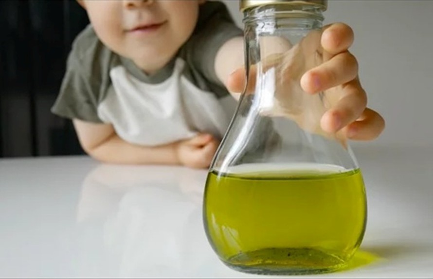 Cha mẹ bất cần để con trẻ uống nhầm hóa chất